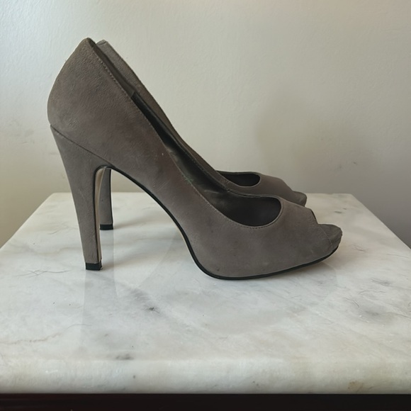 Nine West Suede Peep-Toe Pumps, size 8 1/2, EUC - Picture 2 of 6